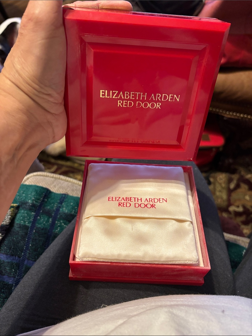 Elizabeth Arden Powder body perfume ; (Red Door) 5.3 oz